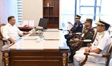 প্রধানমন্ত্রীর সঙ্গে তিন বাহিনী প্রধানের সাক্ষাৎ