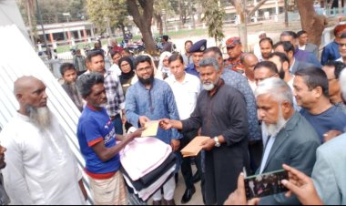 নওগাঁয় অগ্নিকাণ্ডে ক্ষতিগ্রস্তদের পাশে এমপি ফজলে হুদা বাবুল