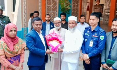 নাচোলে নবনির্বাচিত এমপি স্বাস্থ্য কমপ্লেক্সে পরিচ্ছন্নতা অভিযানে অংশগ্রহণ