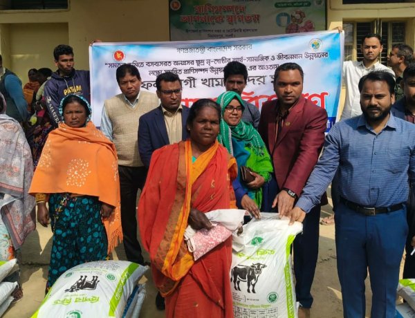 নিয়ামতপুরে সুফলভোগী খামারিদের মাঝে গো-খাদ্য বিতরণ