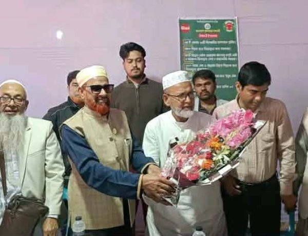 নওগাঁ-১ আসনে বিজয়ী ও পরাজিত প্রার্থীর মধ্যে ফুলের শুভেচ্ছা বিনিময়