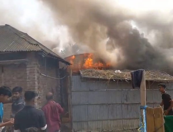 ভোলাহাটে অগ্নিকাণ্ডে চারটি বসতবাড়ি পুড়ে ছাই