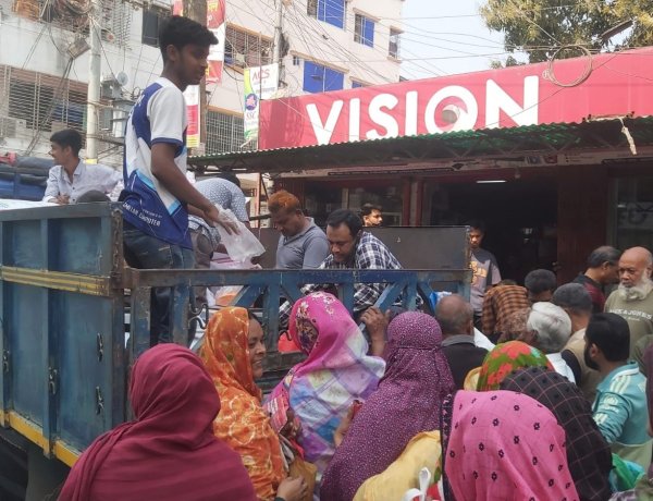 চাঁপাইনবাবগঞ্জে টিসিবি’র পণ্য কিনতে মানুষের ভিড়