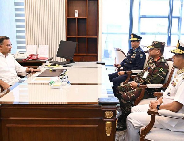 প্রধানমন্ত্রীর সঙ্গে তিন বাহিনী প্রধানের সাক্ষাৎ