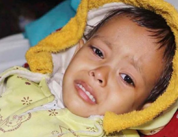 তিন বছরের ফাতিমাকে বাঁচাতে ভ্যানচালক বাবার আকুতি-বিত্তবানদের এগিয়ে আসার আহ্বান