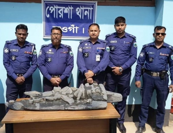 নওগাঁয় কবরস্থান থেকে ১৩৭ কেজি ওজনের কষ্টিপাথরের বিষ্ণু মূর্তি উদ্ধার