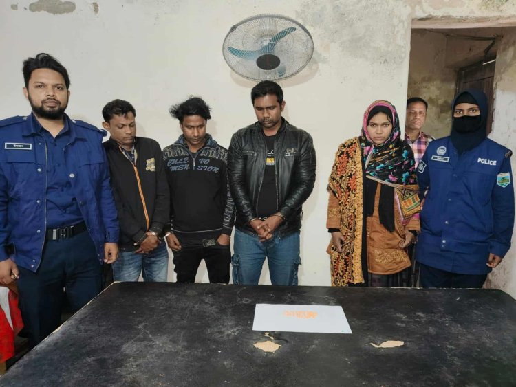 নওগাঁয় মাদক নিয়ে নারীসহ তিনজন আটক 