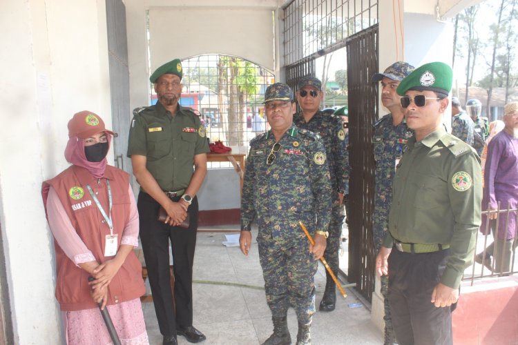 পটুয়াখালীতে ভোটকেন্দ্র পরিদর্শনে-রেঞ্জ কমান্ডার আব্দুস সামাদ 