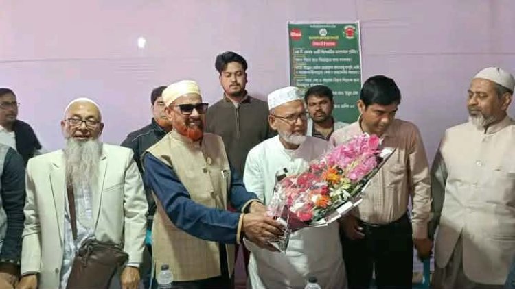 নওগাঁ-১ আসনে বিজয়ী ও পরাজিত প্রার্থীর মধ্যে ফুলের শুভেচ্ছা বিনিময়