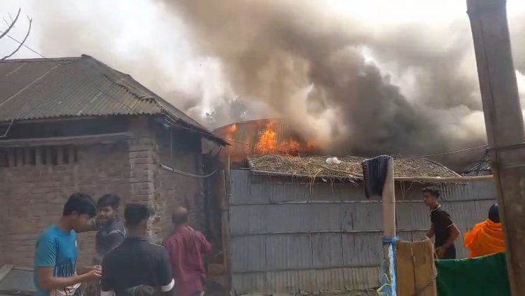 ভোলাহাটে অগ্নিকাণ্ডে চারটি বসতবাড়ি পুড়ে ছাই