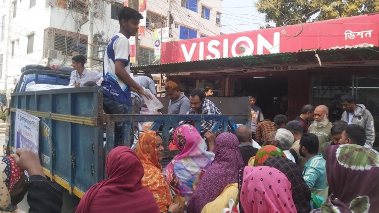 চাঁপাইনবাবগঞ্জে টিসিবি’র পণ্য কিনতে মানুষের ভিড়