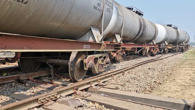 চাঁপাইনবাবগঞ্জে তেলবাহী ট্রেন লাইনচ্যুত 