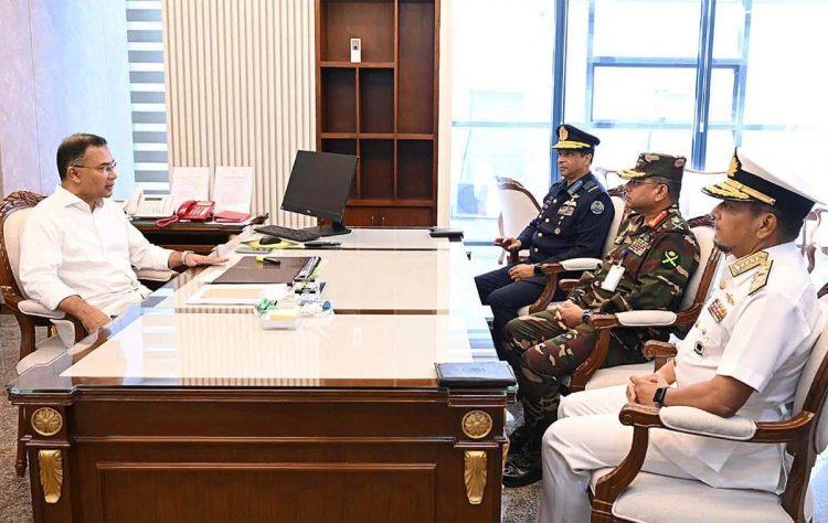 প্রধানমন্ত্রীর সঙ্গে তিন বাহিনী প্রধানের সাক্ষাৎ
