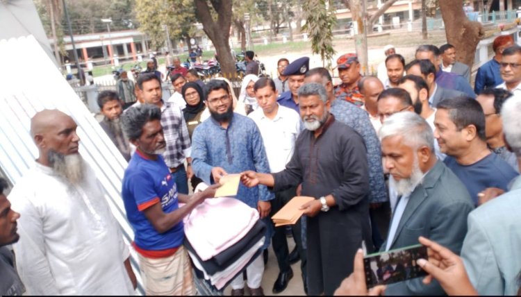 নওগাঁয় অগ্নিকাণ্ডে ক্ষতিগ্রস্তদের পাশে এমপি ফজলে হুদা বাবুল