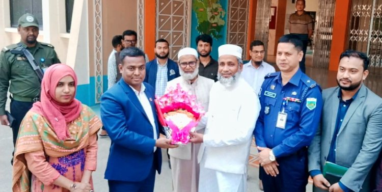 নাচোলে নবনির্বাচিত এমপি স্বাস্থ্য কমপ্লেক্সে পরিচ্ছন্নতা অভিযানে অংশগ্রহণ