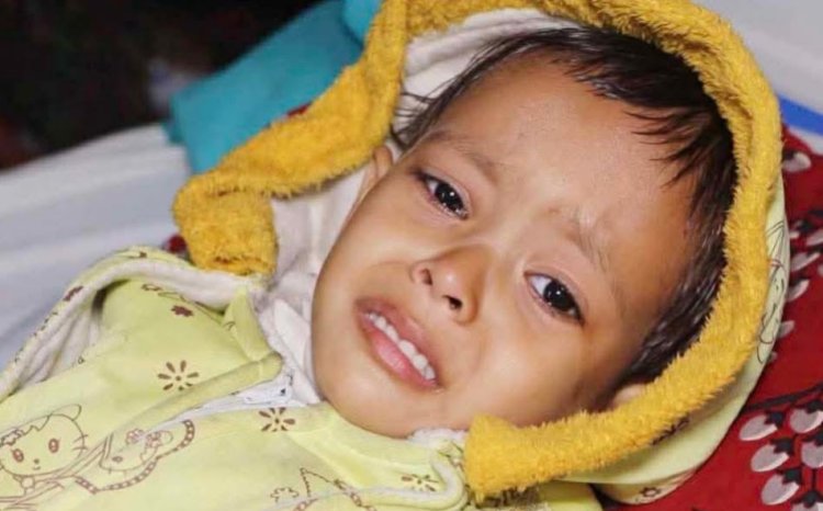 তিন বছরের ফাতিমাকে বাঁচাতে ভ্যানচালক বাবার আকুতি-বিত্তবানদের এগিয়ে আসার আহ্বান