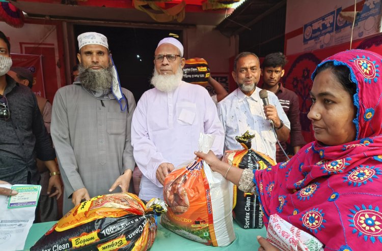 চাঁপাইনবাবগঞ্জে অসহায় ও দুস্থ পরিবারের মাঝে খাদ্যসামগ্রী বিতরণ