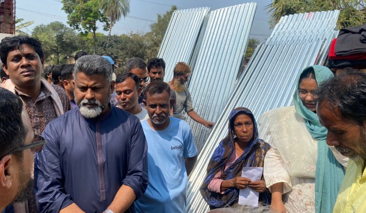 নওগাঁয় অগ্নিকাণ্ডে ক্ষতিগ্রস্ত পরিবারের পাশে এমপি ফজলেহুদা বাবুল 