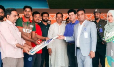 নাচোলে জেলা ক্রীড়া অফিসের ক্রিড়ার বিভিন্ন ধরনের সামগ্রী বিতরণ