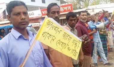 নওগাঁর বদলগাছীতে ঐতিহ্যবাহী কোলা বাজারে রাস্তার সংস্কারের দাবিতে মাানবন্ধন 