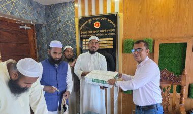 নিয়ামতপুরে সরকারি খেজুর বিতরণ 