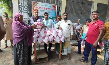 চাঁপাইনবাবগঞ্জে চা দোকান মালিক সমিতির ঈদ সামগ্রী বিতরণ