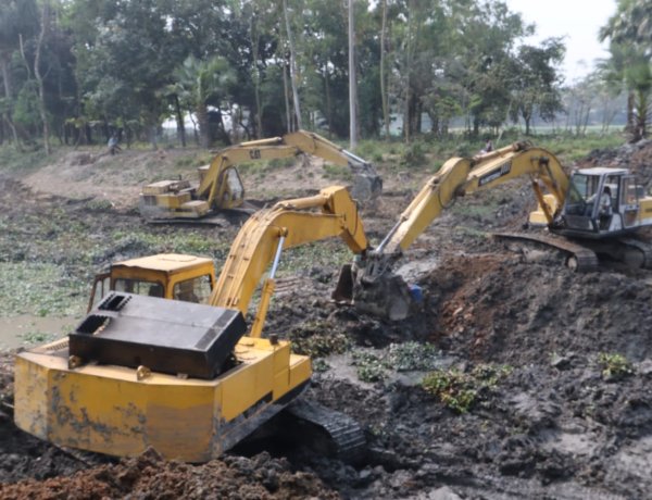 নওগাঁয় সরকারি খাল খননের মাটি টেন্ডার ছাড়া রাতের আধাঁরে যাচ্ছে ইটভাটায়