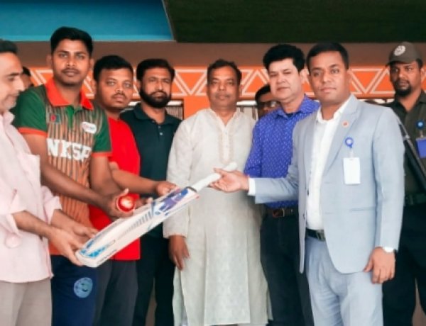 নাচোলে জেলা ক্রীড়া অফিসের ক্রিড়ার বিভিন্ন ধরনের সামগ্রী বিতরণ