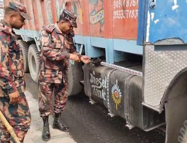 চাঁপাইনবাবগঞ্জ সীমান্তে জ্বালানি তেল পাচার রোধে কঠোর অবস্থানে বিজিবি