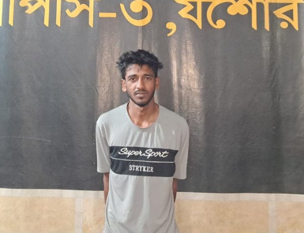 যশোরে অস্ত্র ও ককটেলসহ যুবক গ্রেফতার