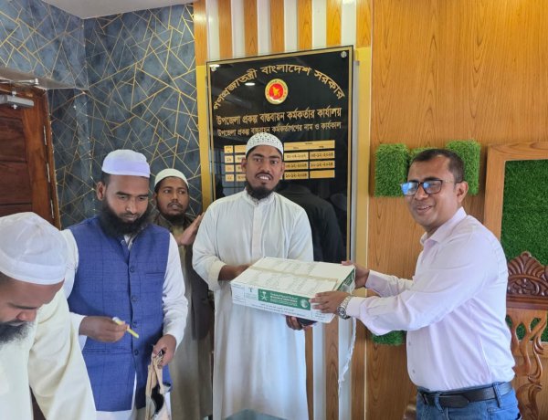 নিয়ামতপুরে সরকারি খেজুর বিতরণ 