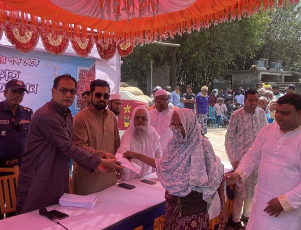 চাঁপাইনবাবগঞ্জে ২৪০০ পরিবার পেল এরফান গ্ৰুপের যাকাত ফান্ডের অর্থ