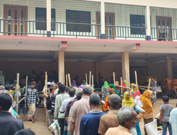 শিবগঞ্জ পৌরসভায় ভিজিএফের চাল বিতরণ