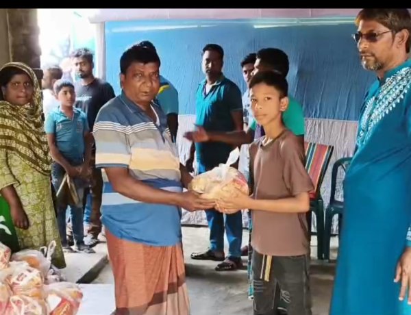 শিবগঞ্জ পৌরসভায় নিজ অর্থে ৪০০টি পরিবারের মাঝে সেমাই-চিনি বিতরণ