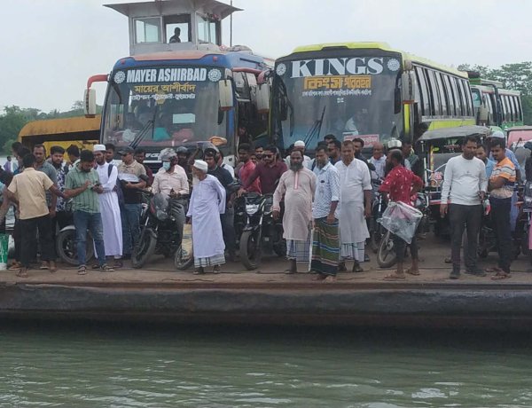সরেজমিনে ফেরির ভয়াবহ চিত্র,নিরাপত্তা ব্যবস্থার বেহাল দশা