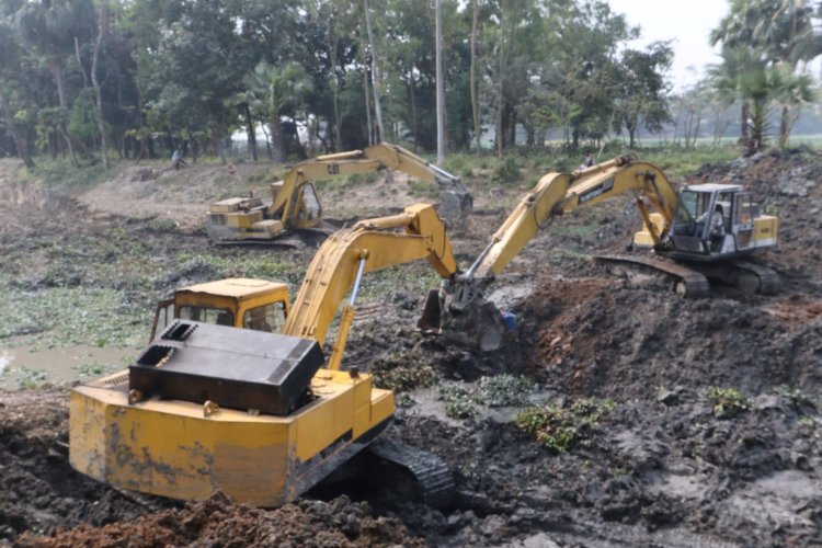 নওগাঁয় সরকারি খাল খননের মাটি টেন্ডার ছাড়া রাতের আধাঁরে যাচ্ছে ইটভাটায়