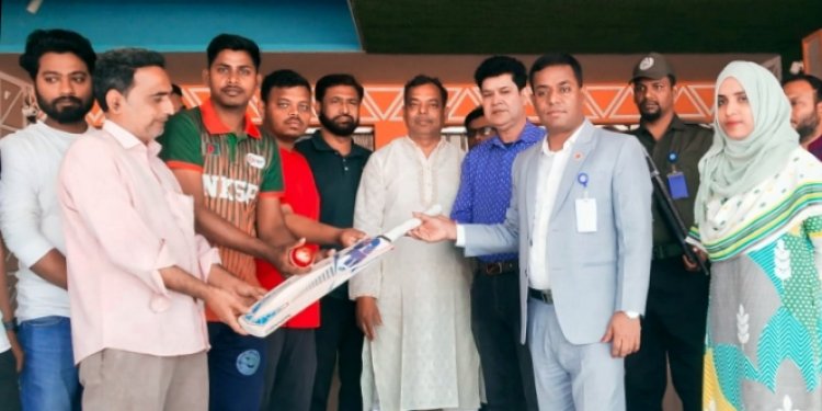 নাচোলে জেলা ক্রীড়া অফিসের ক্রিড়ার বিভিন্ন ধরনের সামগ্রী বিতরণ