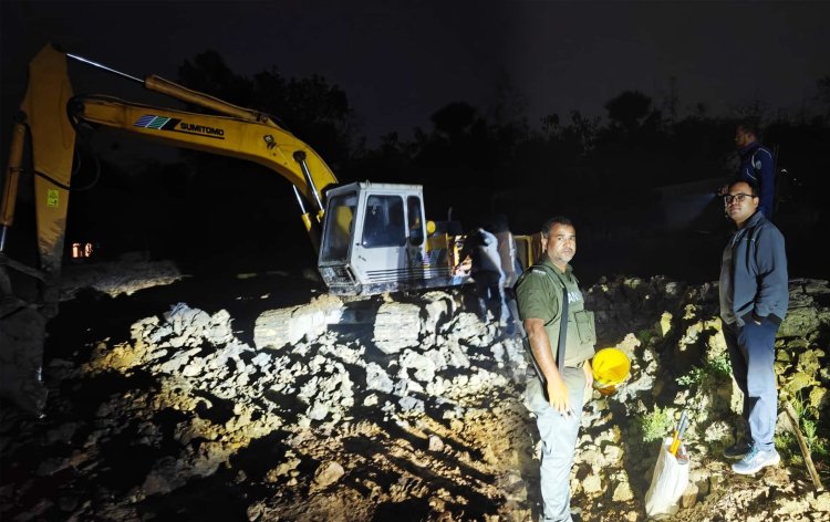 বুড়িচংয়ে মধ্যরাতে অভিযান:অবৈধ মাটি কাটার এস্কেভেটর বিকল করলেন ইউএনও