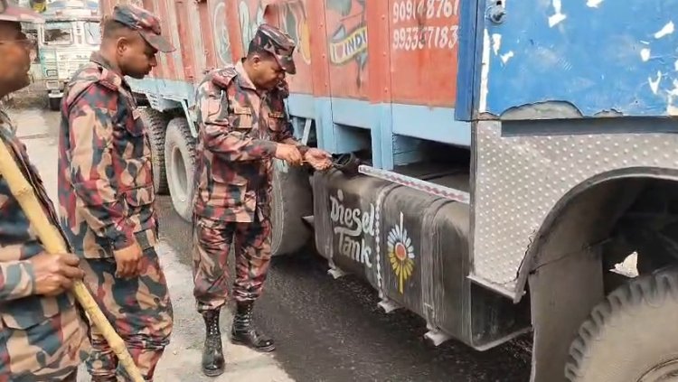 চাঁপাইনবাবগঞ্জ সীমান্তে জ্বালানি তেল পাচার রোধে কঠোর অবস্থানে বিজিবি