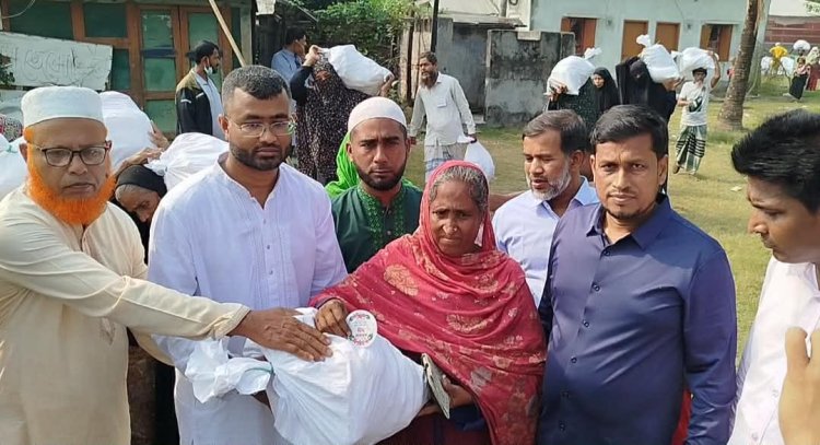 দুমকিতে ১৫শ অসহায় পরিবারের মাঝে ঈদ উপহার বিতরণ
