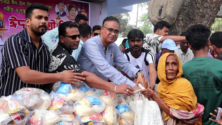 নওগাঁয় গরীব ও দুস্থদের মাঝে পলাশের ঈদ সামগ্রী বিতরণ 