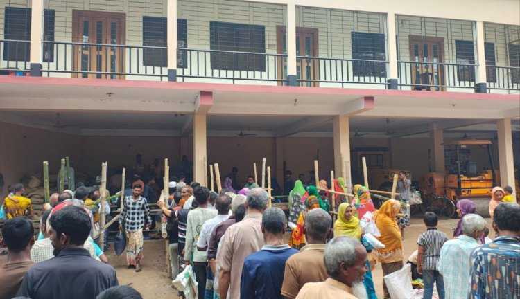 শিবগঞ্জ পৌরসভায় ভিজিএফের চাল বিতরণ