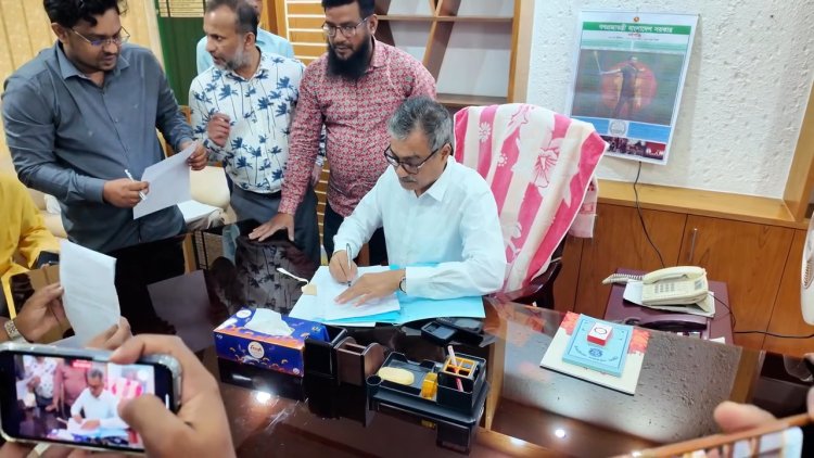 চাঁপাইনবাবগঞ্জ জেলা পরিষদে দায়িত্ব গ্রহণ করলেন নবনিযুক্ত প্রশাসক হারুনুর রশিদ