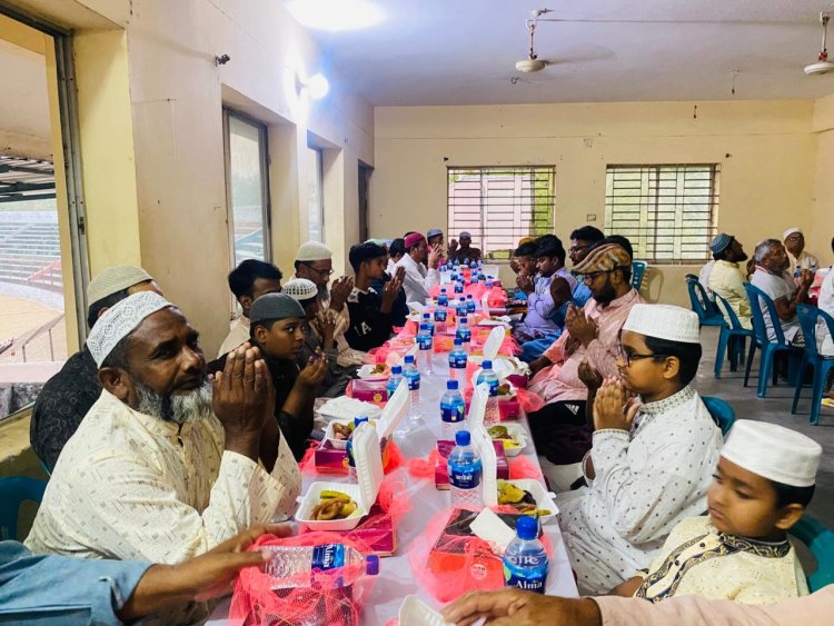 চাঁপাইনবাবগঞ্জে সদ্দার গুষ্টি যুব সংঘ উদ্যোগে দোয়া ও ইফতার মাহফিল 