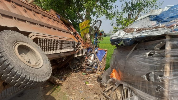 নিয়ামতপুরে সড়কে ত্রিমুখী সংঘর্ষে নিহত-১ আহত-৬