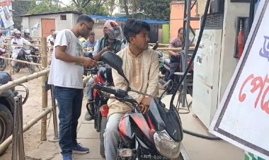 নওগাঁয় কালোবাজারি ঠেকাতে ফুয়েল অ্যাপের মাধ্যমে জ্বালানি তেল বিক্রি শুরু,ফিরেছে স্তিতি