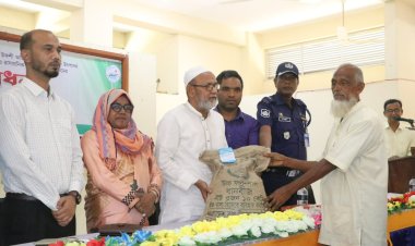 নিয়ামতপুরে কৃষকের মাঝে প্রণোদনার সার ও বীজ বিতরণ 