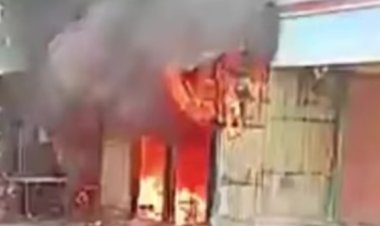 শ্যমপুর বাজারে ভয়াবহ অগ্নিকাণ্ডে পুড়ে ছাই তিনটি দোকান 