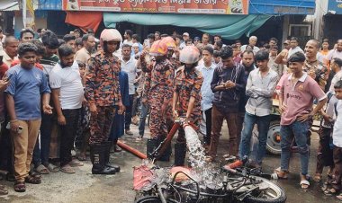 নাচোলে চলন্ত মোটরসাইকেলে আগুন