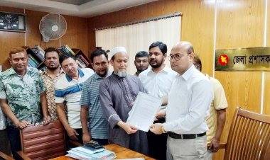 চাঁপাইনবাবগঞ্জের মহানন্দা সেতুর টোল ফ্রি করার দাবিতে স্মারকলিপি